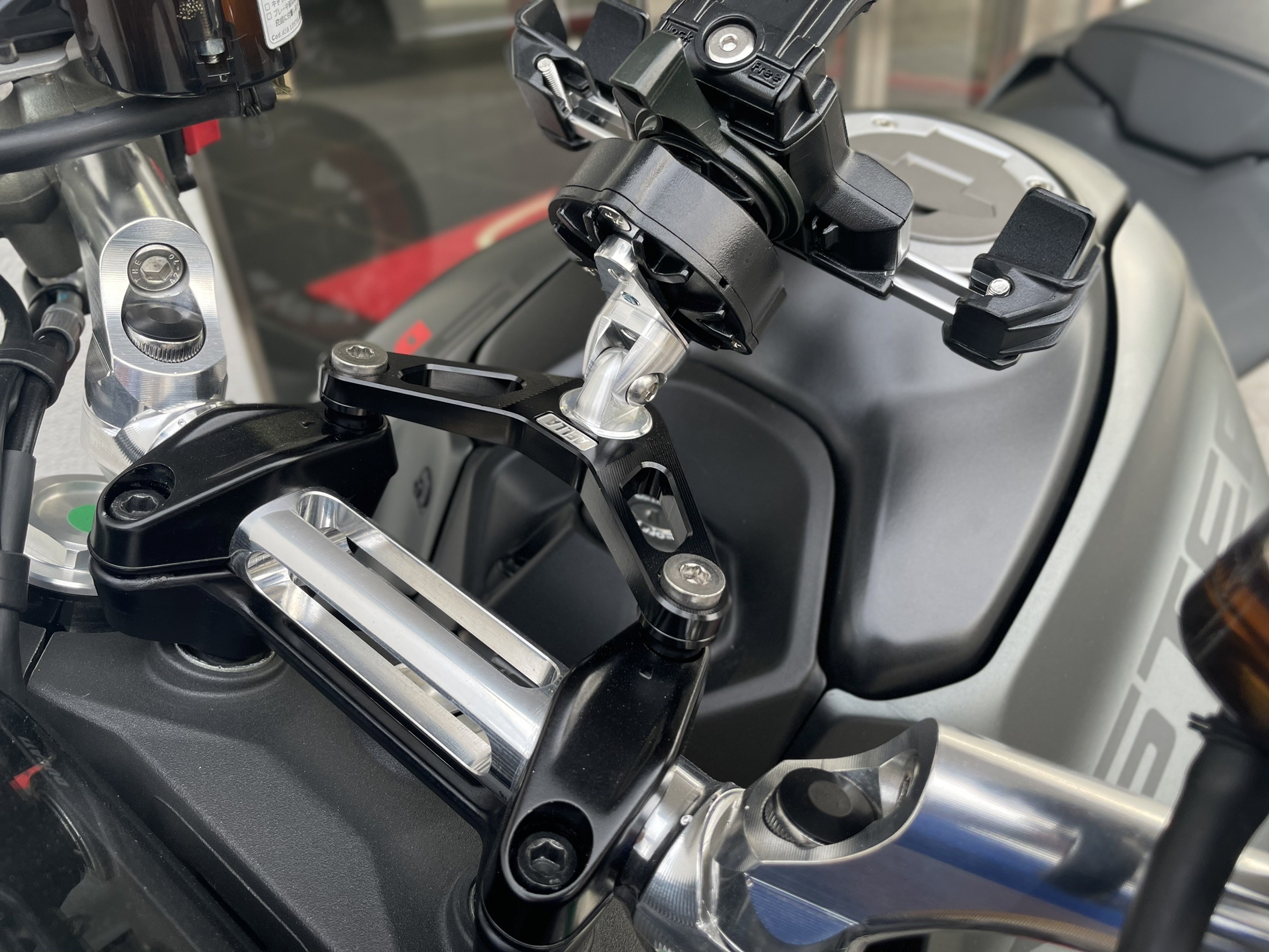 Ducati モンスター937 AELLAスタンドフック Ducati モンスター937 AELLAスタンドフック Ducati モンスター